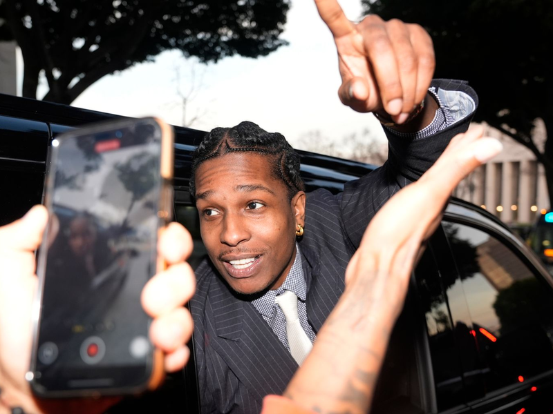 Der Rapper dankt den Geschworenen.  - Foto: Damian Dovarganes/AP/dpa