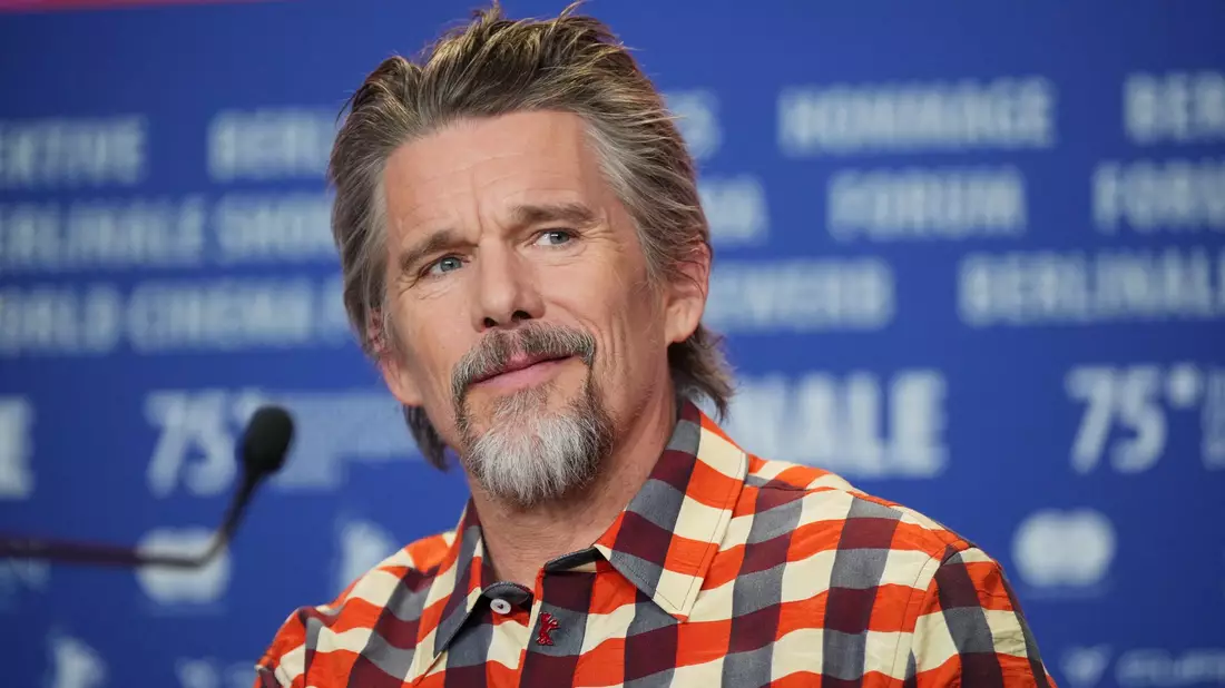 Ethan Hawke legt einen starken Auftritt in «Blue Moon» hin. (Archivbild) - Bild: Sören Stache/dpa