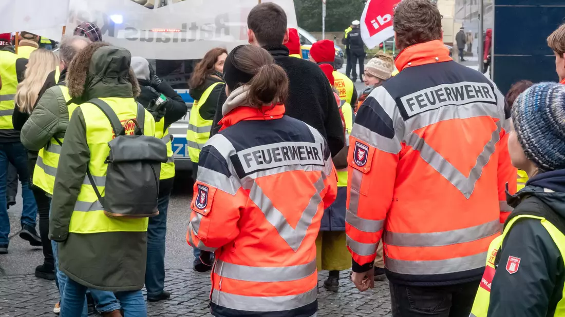 Auch in den kommenden Wochen müssen sich die Schleswig-Holsteinerinnen und Schleswig-Holsteiner auf Warnstreiks einstellen (Archivbild) - Bild: Bodo Marks/dpa