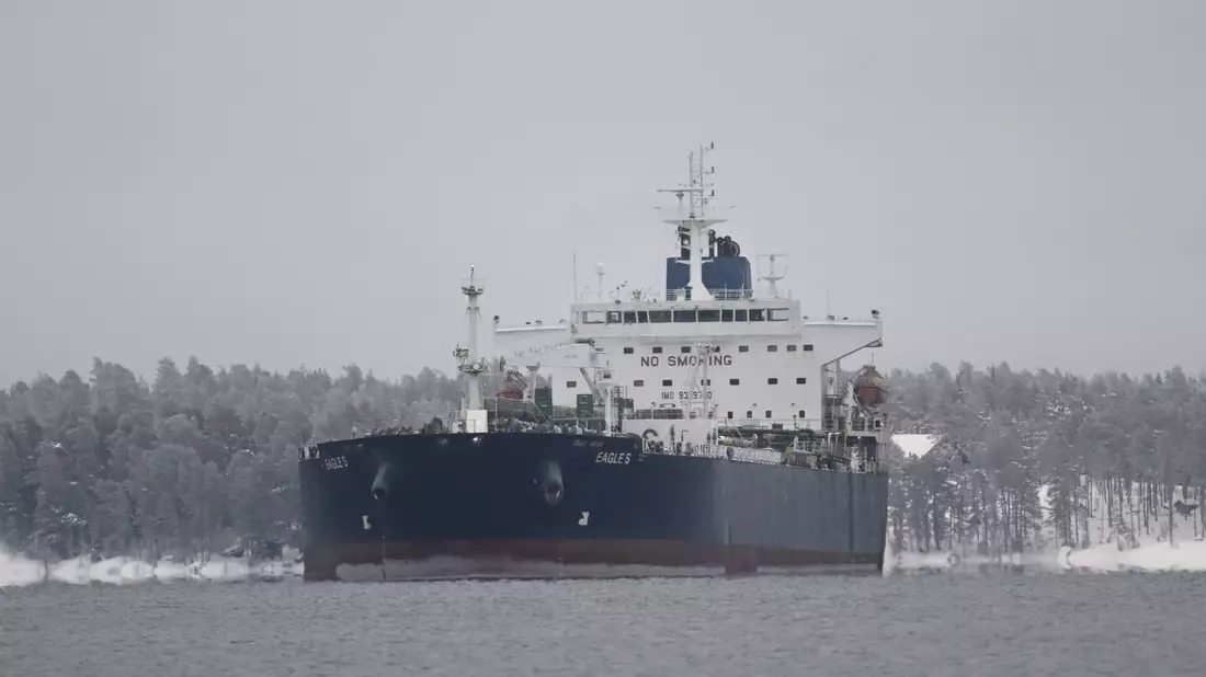 Der auf den Cookinseln registrierte Öltanker Eagle S wird der russischen Schattenflotte zugerechnet. (Archivbild) - Bild: Vesa Moilanen/Lehtikuva/dpa