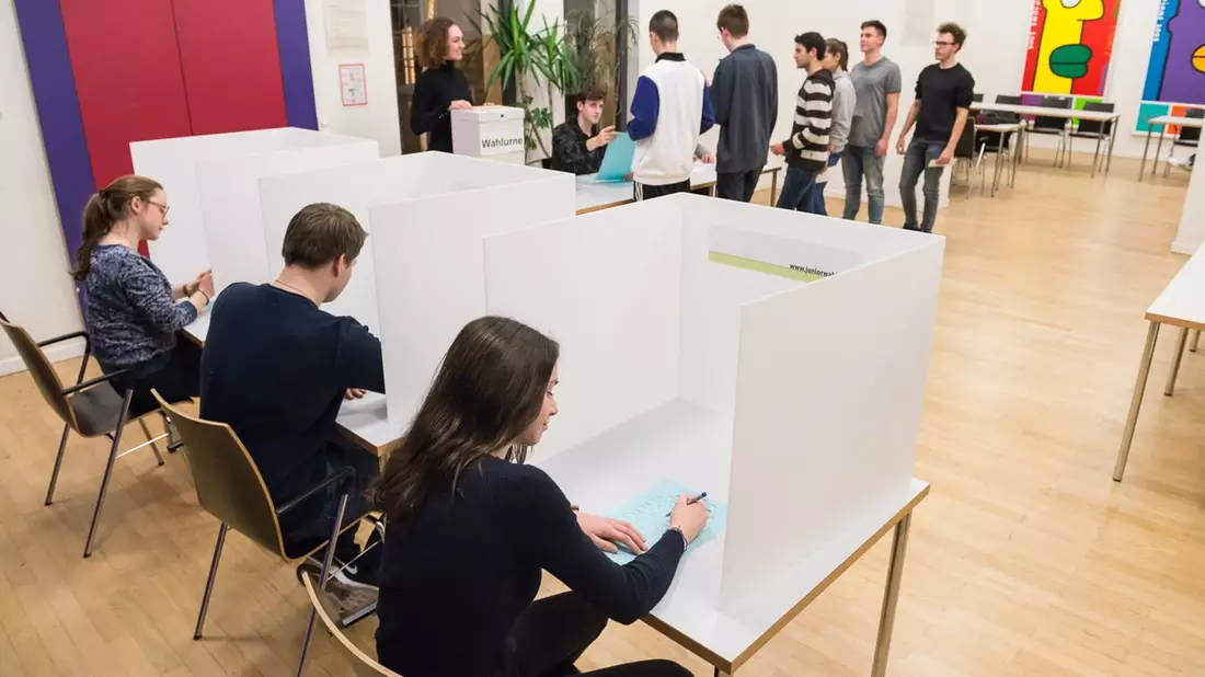 2,2 Millionen Schüler wählen noch bis Freitag bei der Juniorwahl ihren Bundestag / Bundesweit 7.200 Schulen beteiligt - jede zweite Schule dabei / Schirmherr Bundespräsident Frank-Walter Steinmeier - Bild: presseportal.de