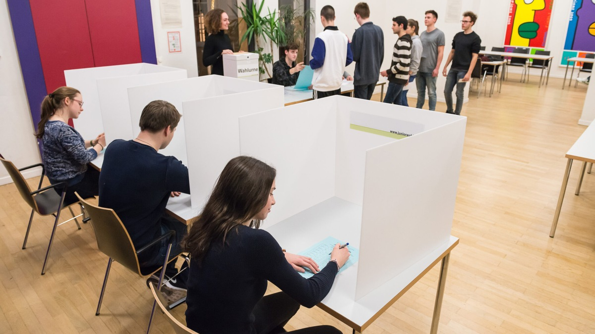 2,2 Millionen Schüler wählen noch bis Freitag bei der Juniorwahl ihren Bundestag / Bundesweit 7.200 Schulen beteiligt - jede zweite Schule dabei / Schirmherr Bundespräsident Frank-Walter Steinmeier - Foto: presseportal.de