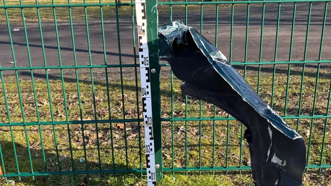 POL-KLE: Emmerich am Rhein - Polizei entdeckt Auto-Kotflügel im Zaun / VW Passat ohne Kotflügel gesucht - Bild: presseportal.de