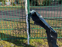 POL-KLE: Emmerich am Rhein - Polizei entdeckt Auto-Kotflügel im Zaun / VW Passat ohne Kotflügel gesucht - Foto: presseportal.de