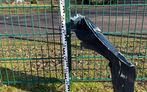 POL-KLE: Emmerich am Rhein - Polizei entdeckt Auto-Kotflügel im Zaun / VW Passat ohne Kotflügel gesucht - Foto: presseportal.de POL-KLE: Emmerich am Rhein - Polizei entdeckt Auto-Kotflügel im Zaun / VW Passat ohne Kotflügel gesucht - Foto: presseportal.de