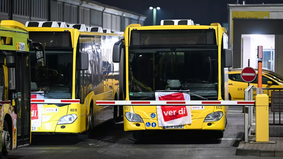 Am Freitag wird in mehreren Bundesländern der Nahverkehr bestreikt. (Symbolbild)  - Bild: Soeren Stache/dpa