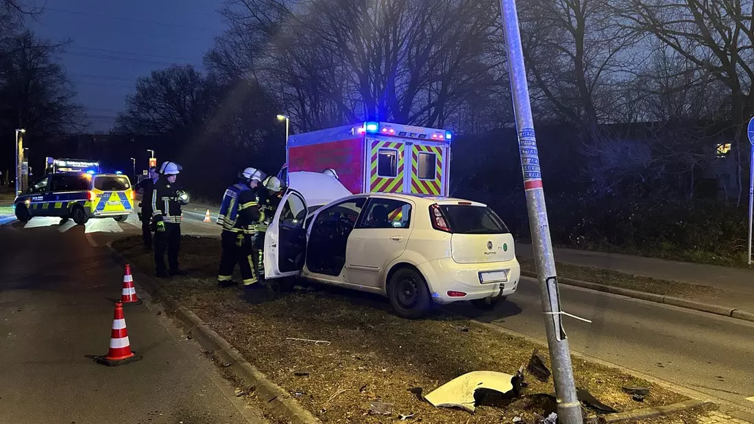 FW Moers: Laterne durch Unfall auf der Rathausallee in Schieflage - Bild: presseportal.de