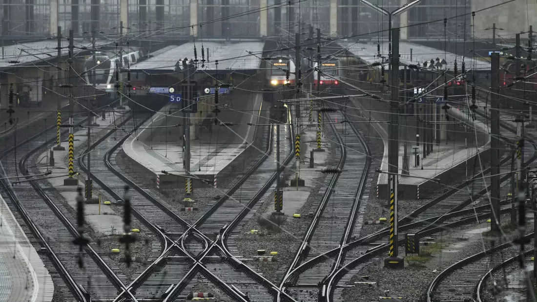 Der Westbahnhof ist einer der wichtigsten Verkehrsnotenpunkte in Wien. (Foto: Archiv) - Bild: Robert Jaeger/APA/dpa