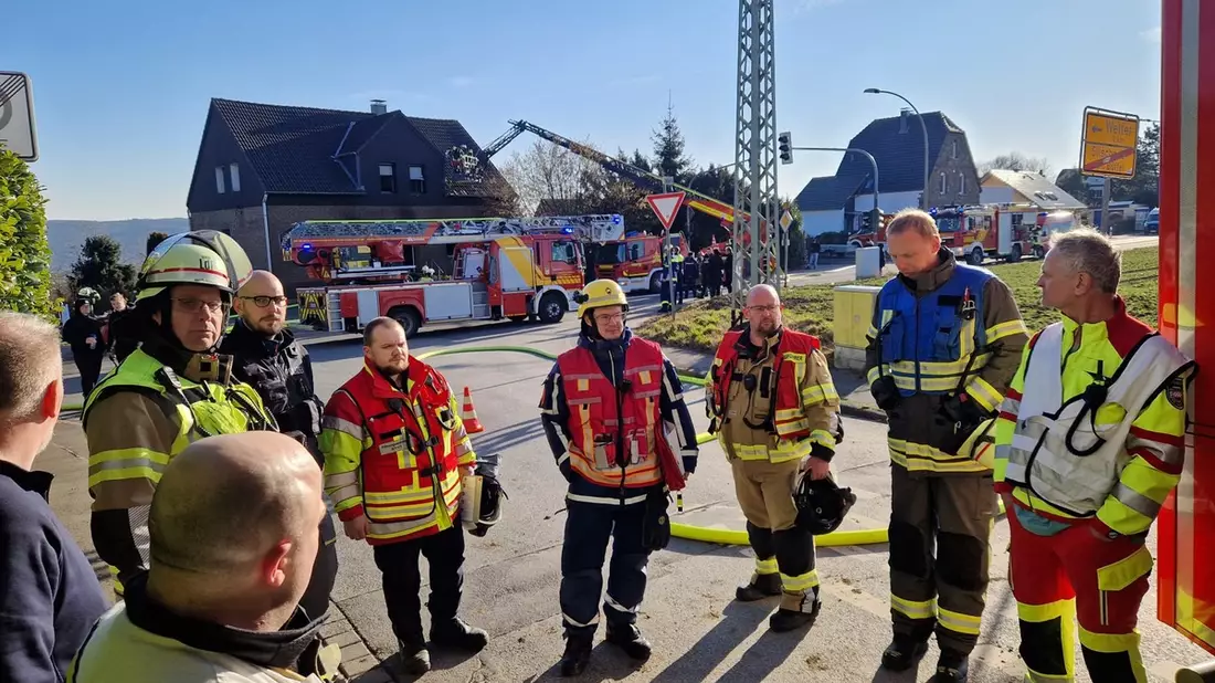 FW-EN: Wetter - Feuerwehren Wetter (Ruhr) und Gevelsberg bekämpfen Wohnungsbrand an der Stadtgrenze - Bild: presseportal.de