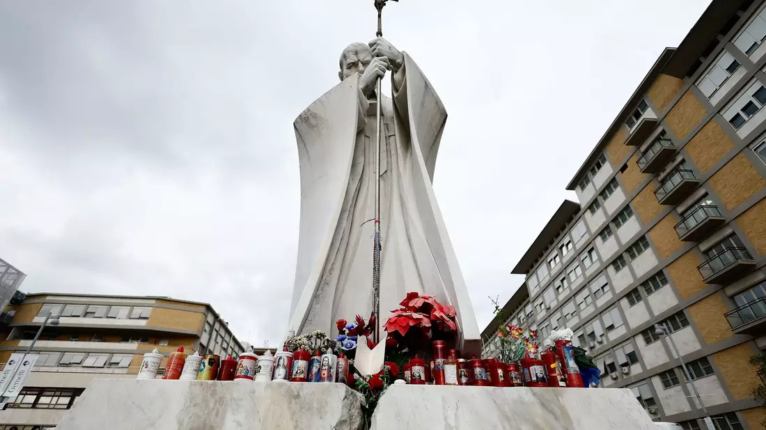 Eine Statue vor dem Krankenhaus erinnert an Papst Johannes Paul II. - Bild: Cecilia Fabiano/LaPresse via ZUMA Press/dpa