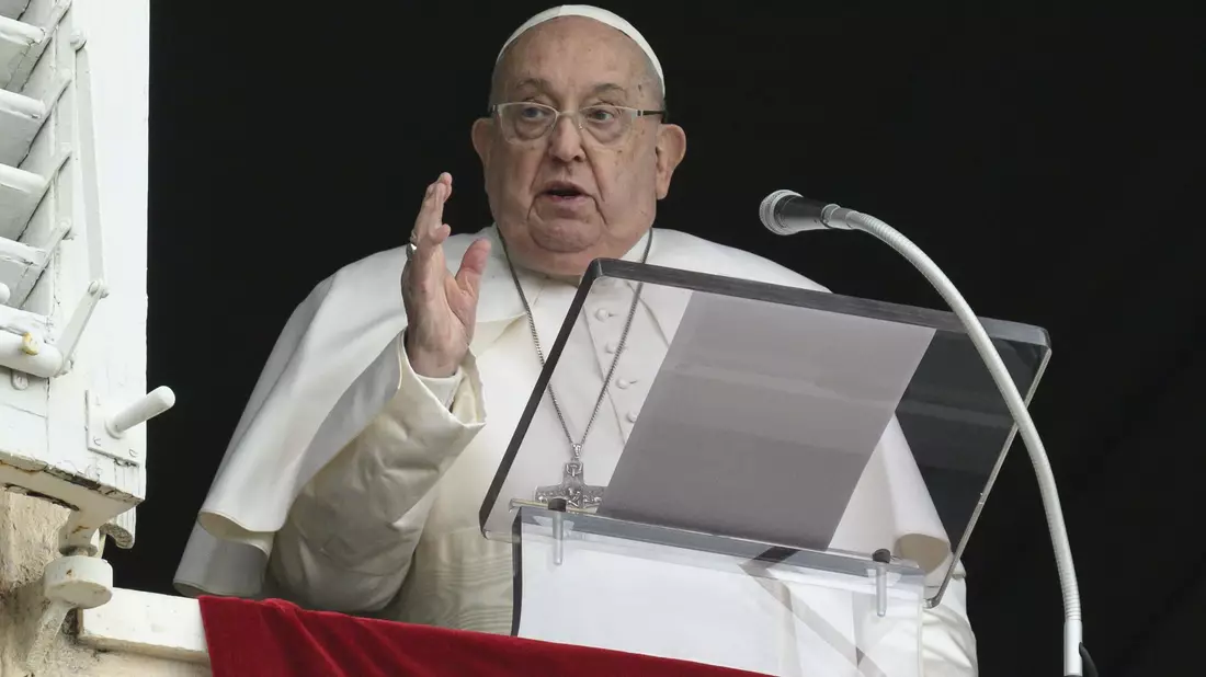Papst Franziskus absolvierte zuletzt weiter mehrere Termine pro Tag. Seit Freitag wird er im Krankenhaus behandelt. (Archivbild) - Bild: Vatican Media/IPA via ZUMA Press/dpa