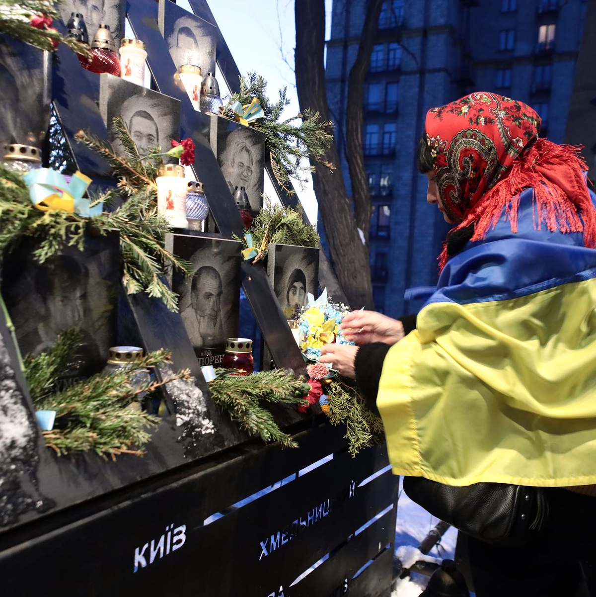 Eine Frau trauert in Kiew um Gefallene.  - Foto: Volodymyr Tarasov/Ukrinform/dpa