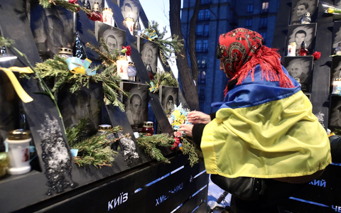 Eine Frau trauert in Kiew um Gefallene.  - Foto: Volodymyr Tarasov/Ukrinform/dpa