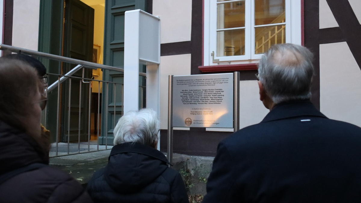 POL-GÖ: (73/2025) Gedenktafel vor Gebäude der Akademie der Wissenschaften in Göttingen gestohlen - Ermittler bitten um Hinweise - Foto: presseportal.de