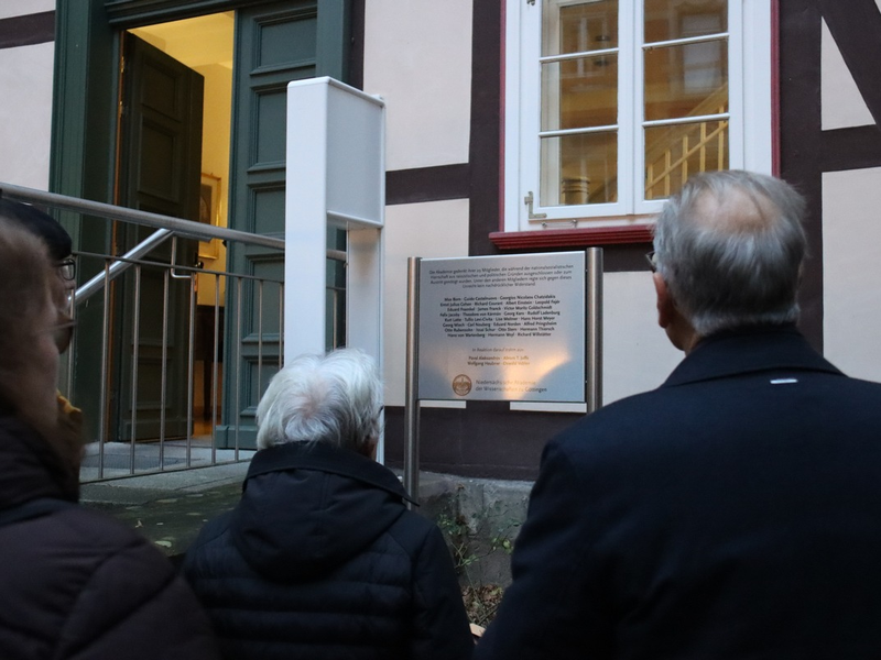 POL-GÖ: (73/2025) Gedenktafel vor Gebäude der Akademie der Wissenschaften in Göttingen gestohlen - Ermittler bitten um Hinweise - Foto: presseportal.de