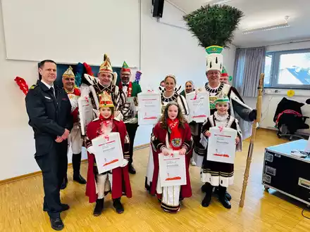 FW-GL: Dreimol Gläbbisch Alaaf op de Füürwaach - Bergisch Gladbacher Dreigestirne zu Gast bei der Feuerwehr - Foto: presseportal.de