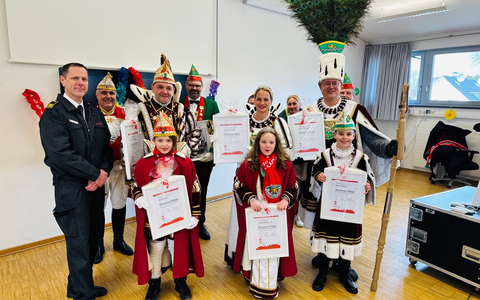 FW-GL: Dreimol Gläbbisch Alaaf op de Füürwaach - Bergisch Gladbacher Dreigestirne zu Gast bei der Feuerwehr - Foto: presseportal.de