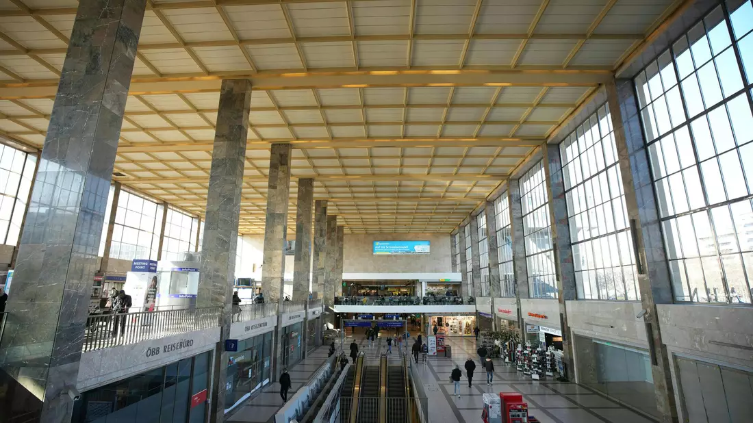 Der Westbahnhof ist einer der wichtigsten Verkehrsknotenpunkte Wiens. - Bild: Georg Hochmuth/APA/dpa