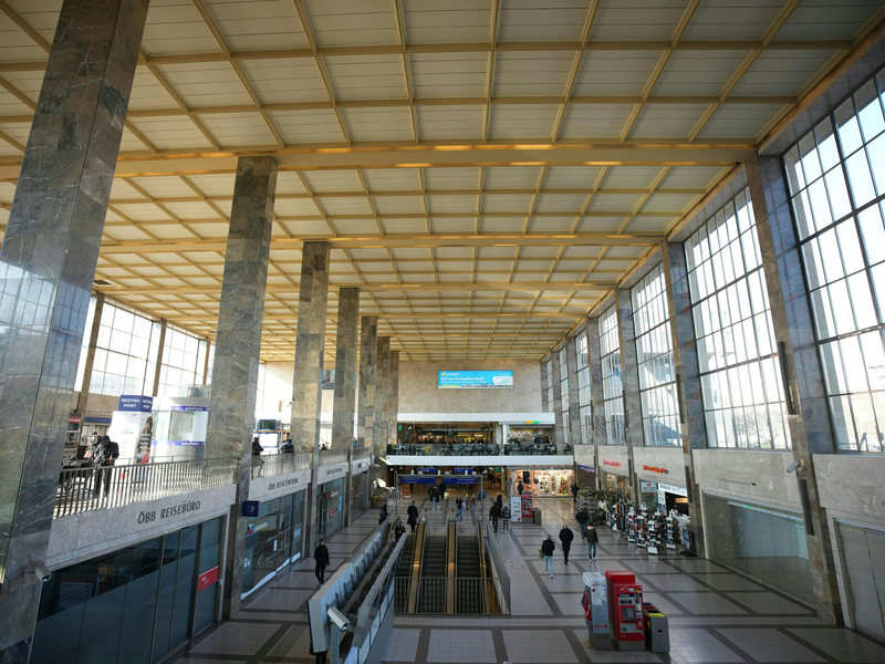 Der Westbahnhof ist einer der wichtigsten Verkehrsknotenpunkte Wiens. - Foto: Georg Hochmuth/APA/dpa