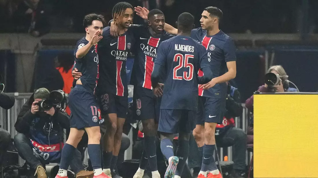 Souverän ins Achtelfinale: Die Profis von Paris Saint-Germain jubeln. - Bild: Michel Euler/AP/dpa