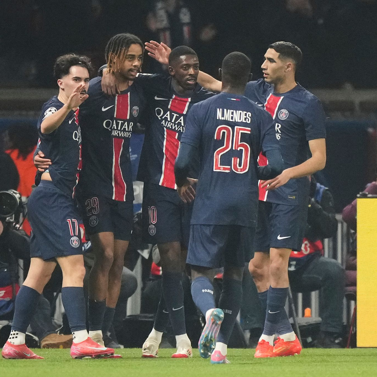 Souverän ins Achtelfinale: Die Profis von Paris Saint-Germain jubeln. - Foto: Michel Euler/AP/dpa