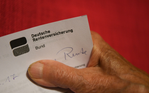 Eine Rentnerin hält ihren Rentenbescheid in der Hand. - Foto: Felix Kästle/dpa