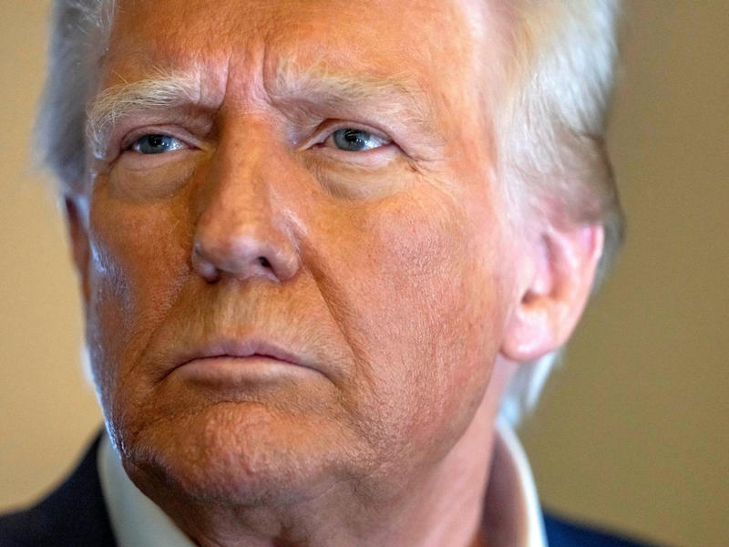 Trump reist nach Florida, wo eine neue Haftanstalt für Migranten eröffnet wird. - Foto: Mark Schiefelbein/AP/dpa