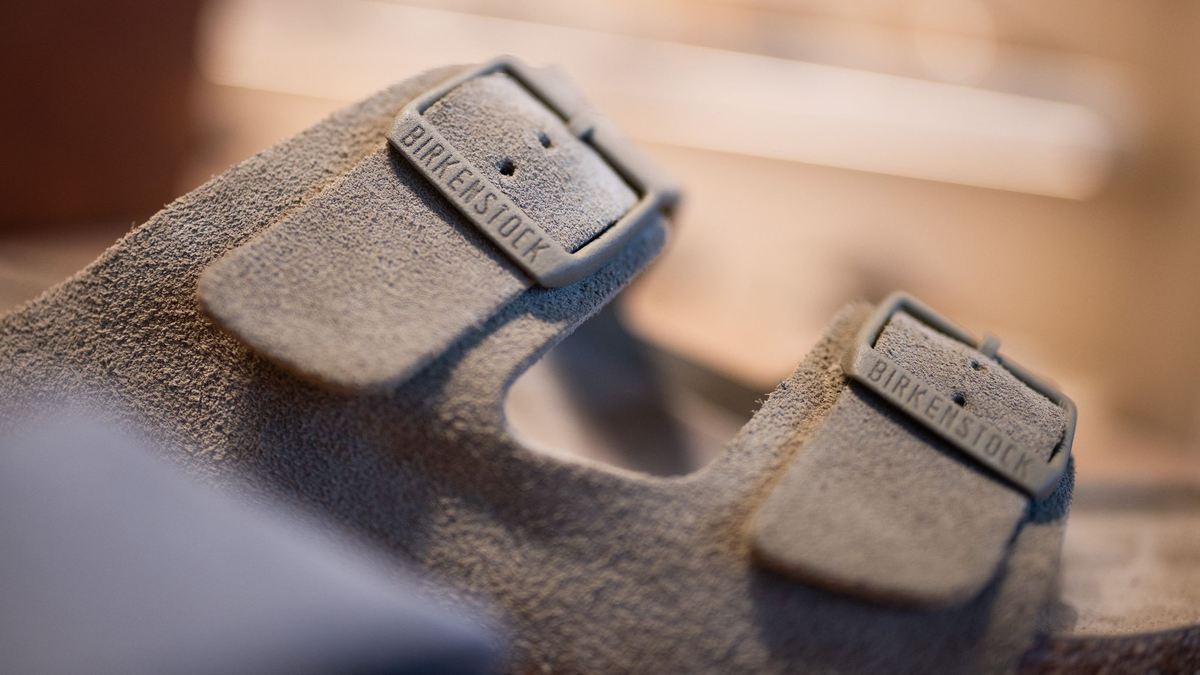 Vier Klassiker standen in Karlsruhe auf dem Prüfstand. Darunter auch die «Arizona»-Sandale. - Foto: Rolf Vennenbernd/dpa