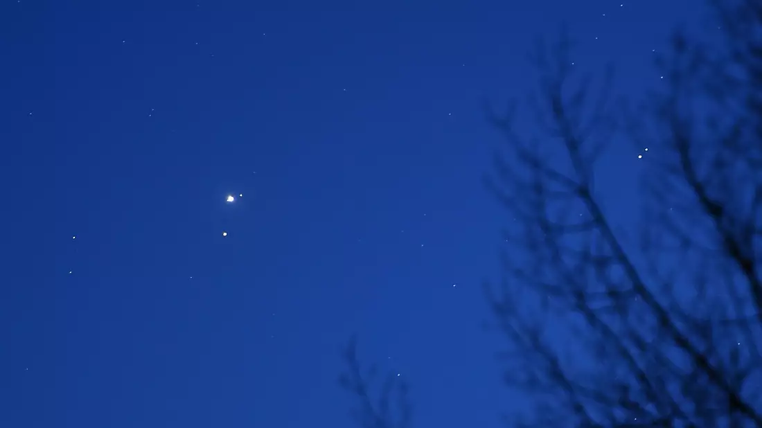 ILLUSTRATION - Jupiter und Mars am Nachthimmel  - Bild: Joe Giddens/PA Wire/dpa