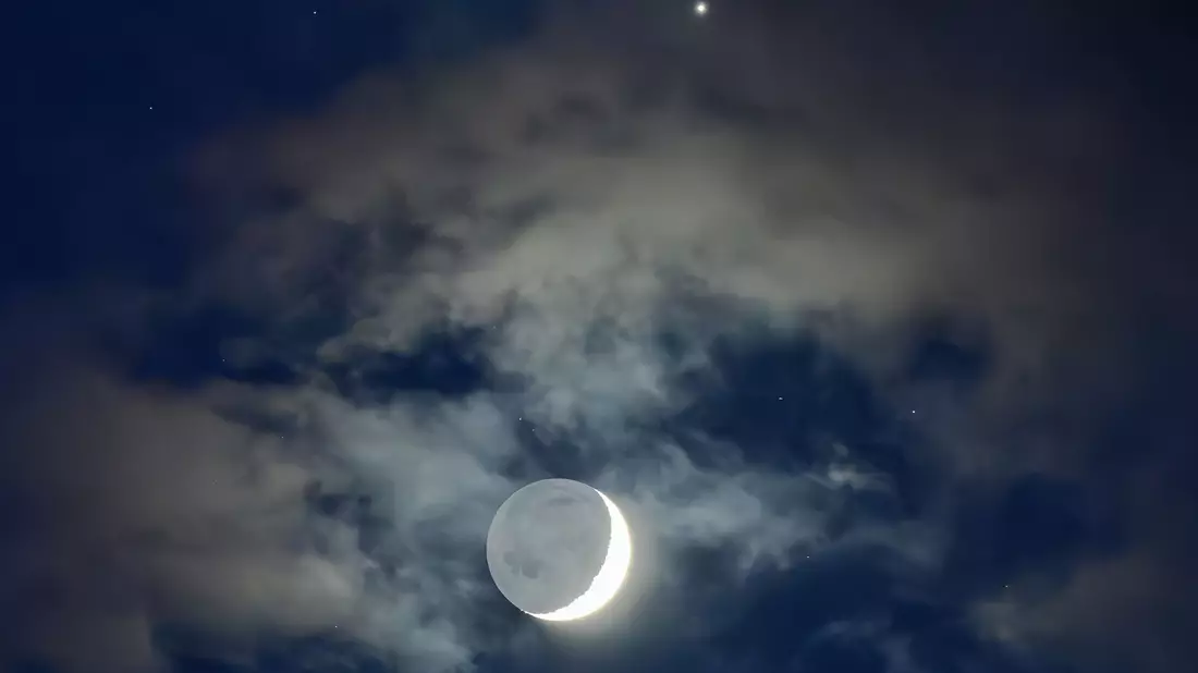 ILLUSTRATION - Die Mondsichel mit der Venus am frühen Abendhimmel - Bild: Patrick Pleul/dpa