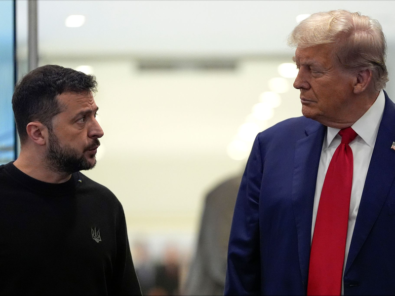 Der ukrainische Staatschef ist auf die Unterstützung des US-Präsidenten angewiesen - und versucht, das Verhältnis nicht noch mehr zu zerrütten. (Archivbild) - Foto: Julia Demaree Nikhinson/AP/dpa