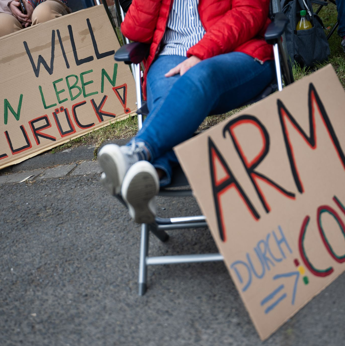 Eine Long-Covid-Selbsthilfegruppe aus Rheinland-Pfalz demonstrierte 2023. (Archivbild) - Foto: Sebastian Gollnow/dpa