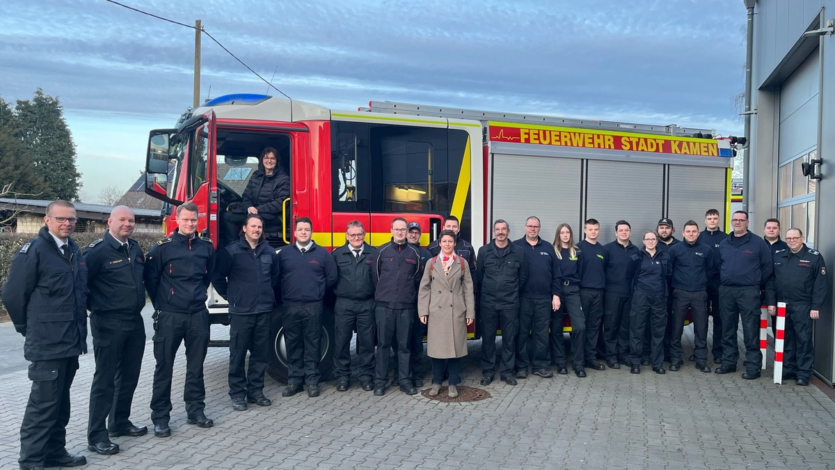 FW Kamen: Fahrzeugübergabe durch die Bürgermeisterin - Foto: presseportal.de