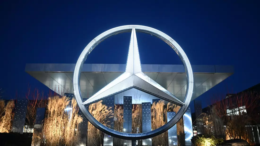 Für 2025 rechnet Mercedes-Benz mit noch stärkerem Gegenwind. - Bild: Bernd Weißbrod/dpa