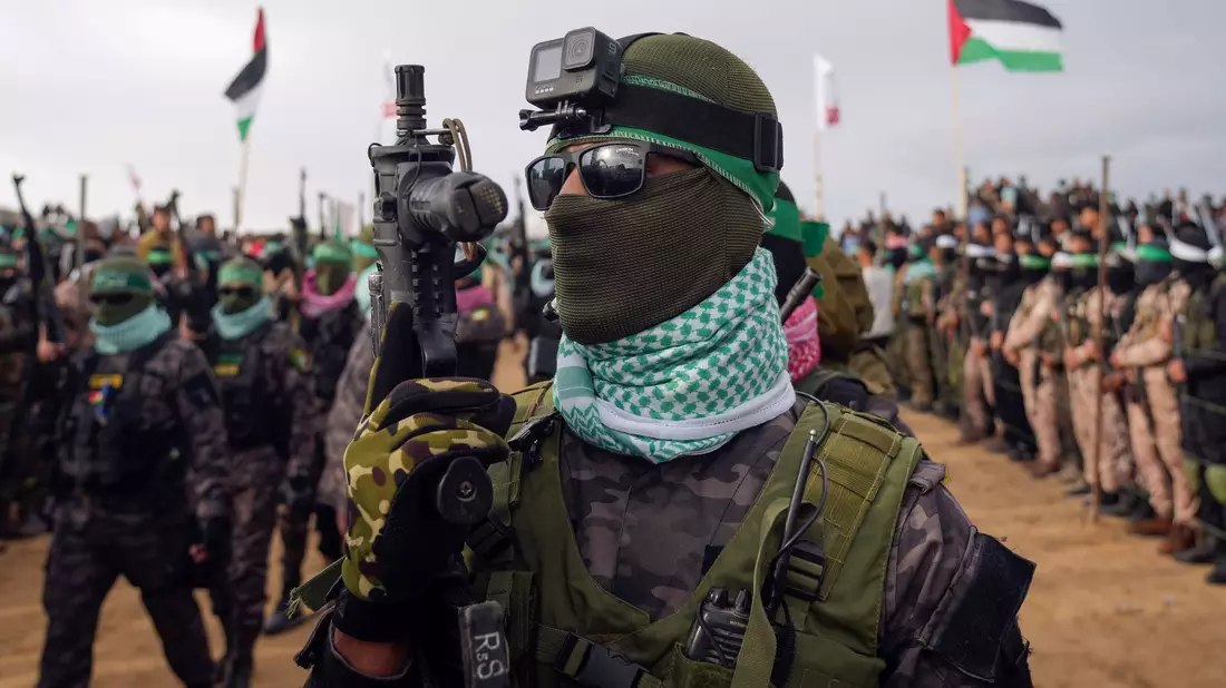 Versammlung im Gazastreifen vor Übergabe der Geiseln.  - Bild: Abdel Kareem Hana/AP/dpa