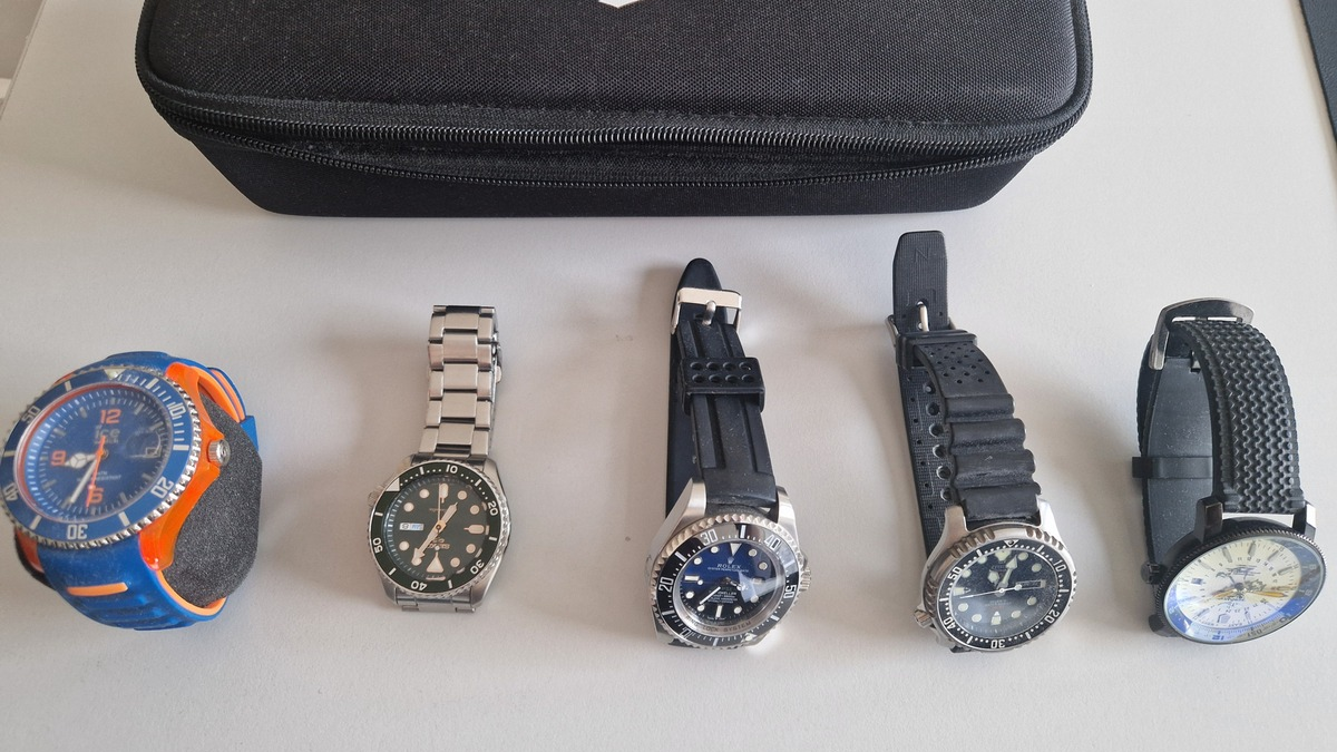 POL-MG: Polizei sucht Eigentümer von Armbanduhren - Foto: Polizei Rhein-Kreis Neuss, presseportal.de