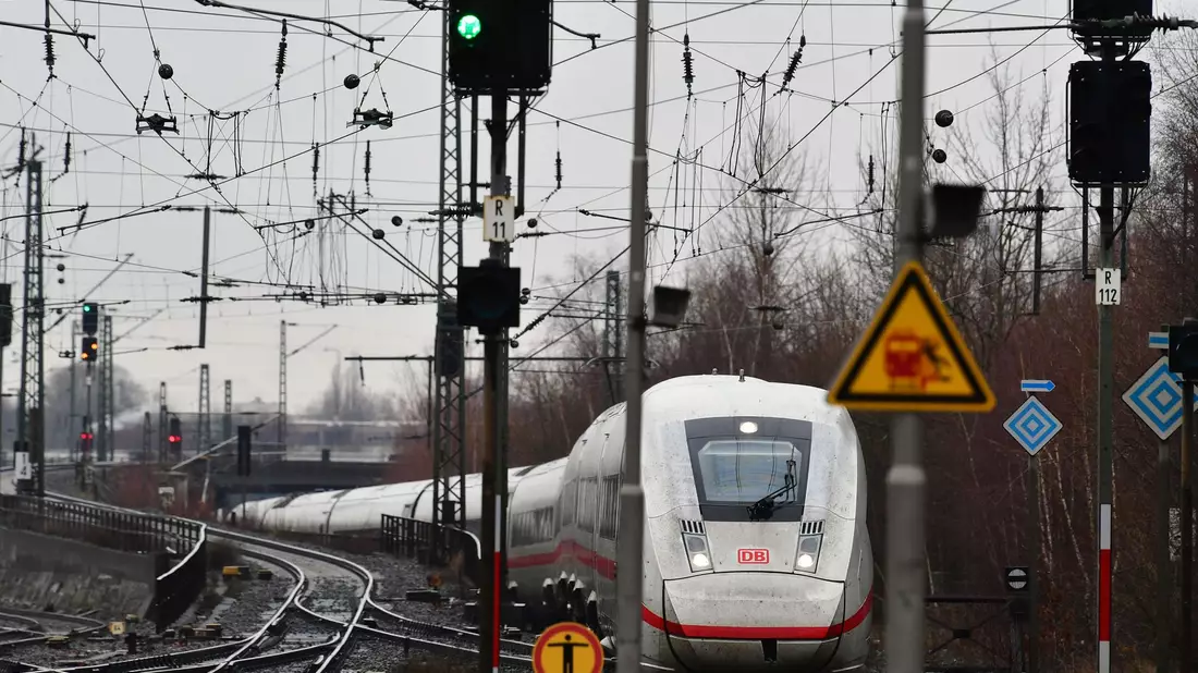 In Deutschland können Zugreisende künftig mit einem besseren Mobilfunk-Empfang rechnen. - Bild: Soeren Stache/dpa