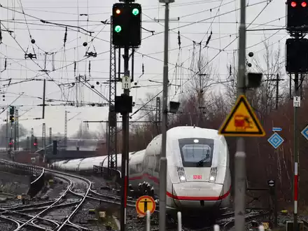 In Deutschland können Zugreisende künftig mit einem besseren Mobilfunk-Empfang rechnen. - Foto: Soeren Stache/dpa
