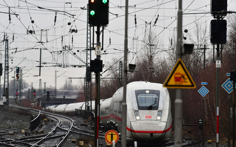 In Deutschland können Zugreisende kĂŒnftig mit einem besseren Mobilfunk-Empfang rechnen. - Foto: Soeren Stache/dpa In Deutschland können Zugreisende kĂŒnftig mit einem besseren Mobilfunk-Empfang rechnen. - Foto: Soeren Stache/dpa