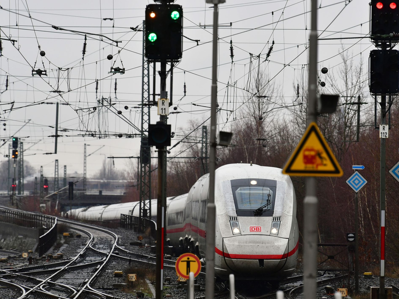 Einer Umfrage zufolge hält eine Mehrheit die Bahnpreise für teuer oder eher teuer. (Archivbild) - Foto: Soeren Stache/dpa