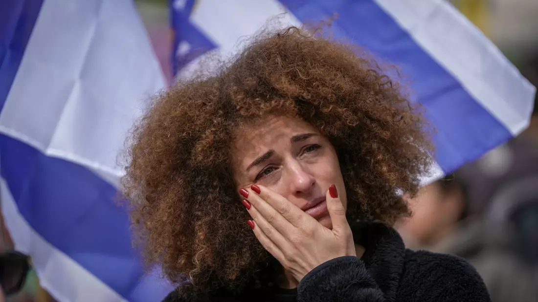 Weinende Frau auf dem Platz der Geiseln in Tel Aviv.  - Bild: Oded Balilty/AP/dpa