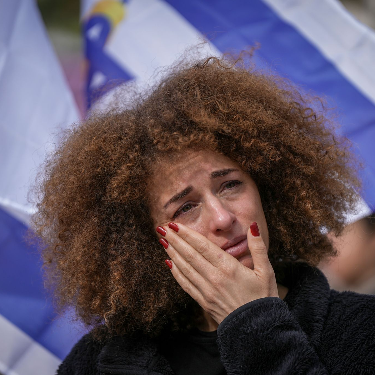 Weinende Frau auf dem Platz der Geiseln in Tel Aviv.  - Foto: Oded Balilty/AP/dpa