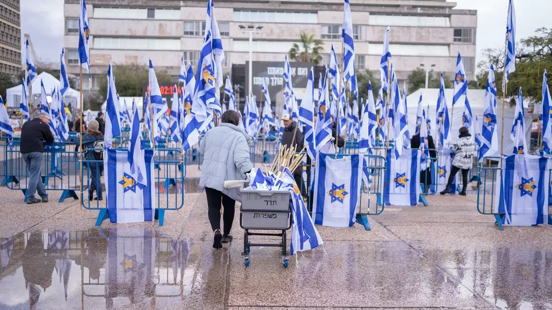 Menschen auf dem Platz der Geiseln in Tel Aviv.  - Bild: Ilia  Yefimovich/dpa