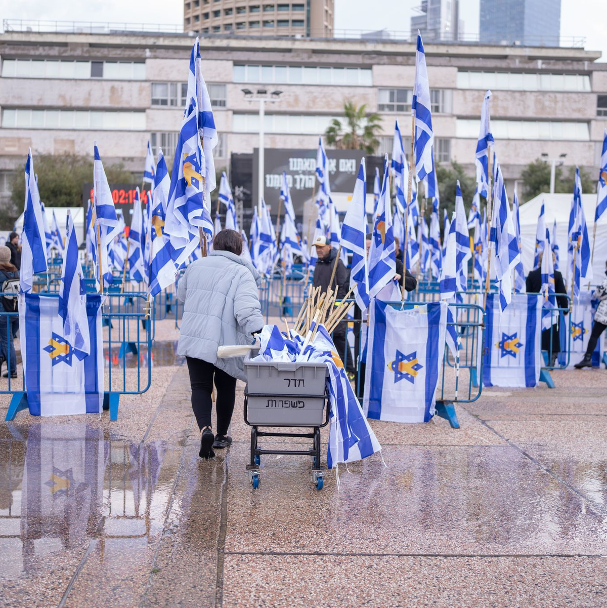 Menschen auf dem Platz der Geiseln in Tel Aviv.  - Foto: Ilia  Yefimovich/dpa