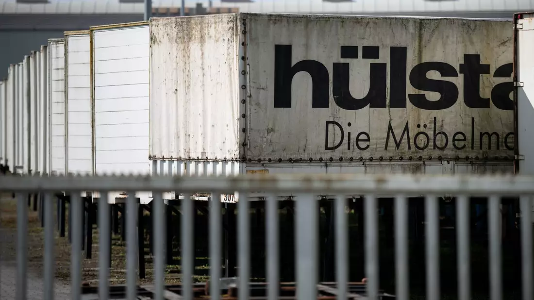 Der Möbelhersteller Hülsta aus Stadtlohn hat den Betrieb 2024 eingestellt. - Bild: Fabian Strauch/dpa