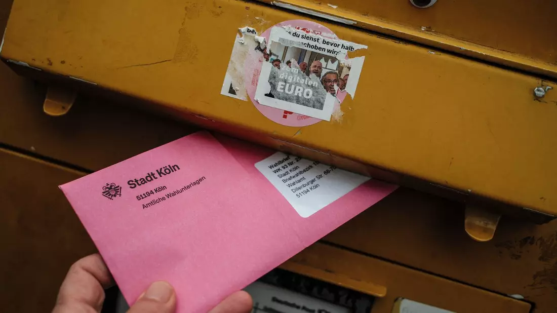 Wahlbriefe sollten bis zum 20. Februar bei der Post abgegeben werden. (Archivbild)  - Bild: Oliver Berg/dpa