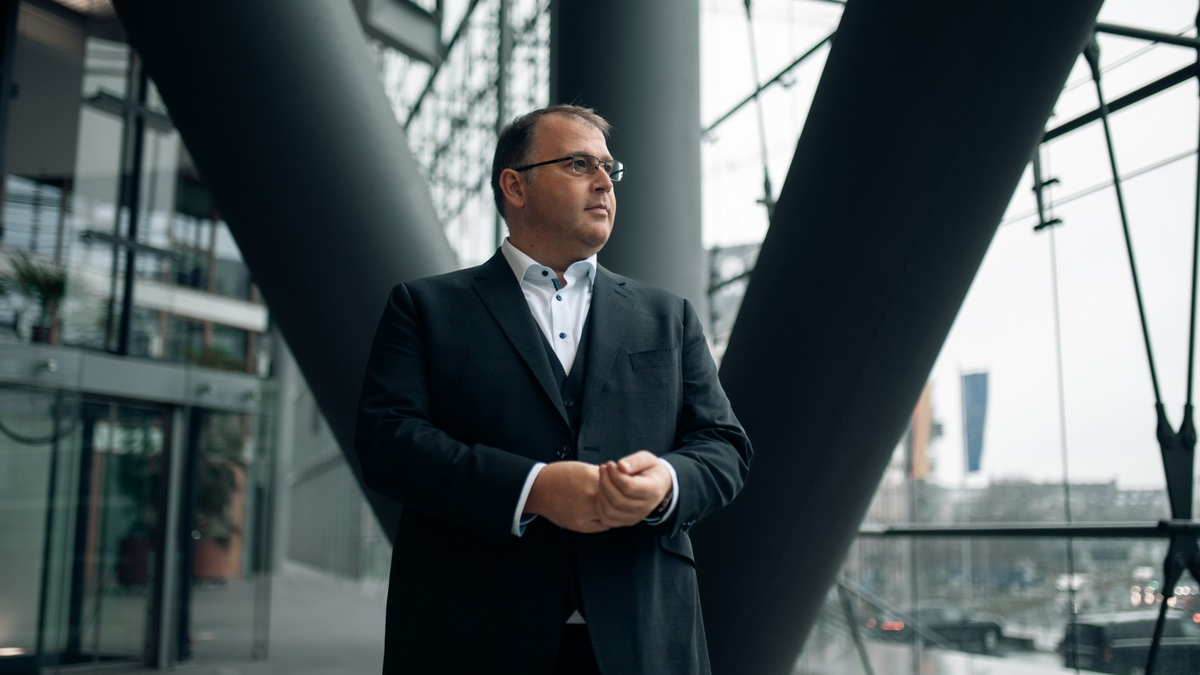 Stiftung gründen – aber ab wann? Stiftungsexperte Sascha Drache klärt über die wichtigsten finanziellen Voraussetzungen auf - Foto: presseportal.de