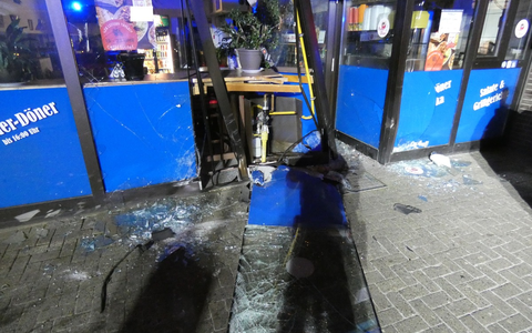 POL-CUX: PKW fährt in Eingangsbereich von Gastrobetrieb und flüchtet - erheblicher Sachschaden (Foto im Anhang) - Foto: presseportal.de