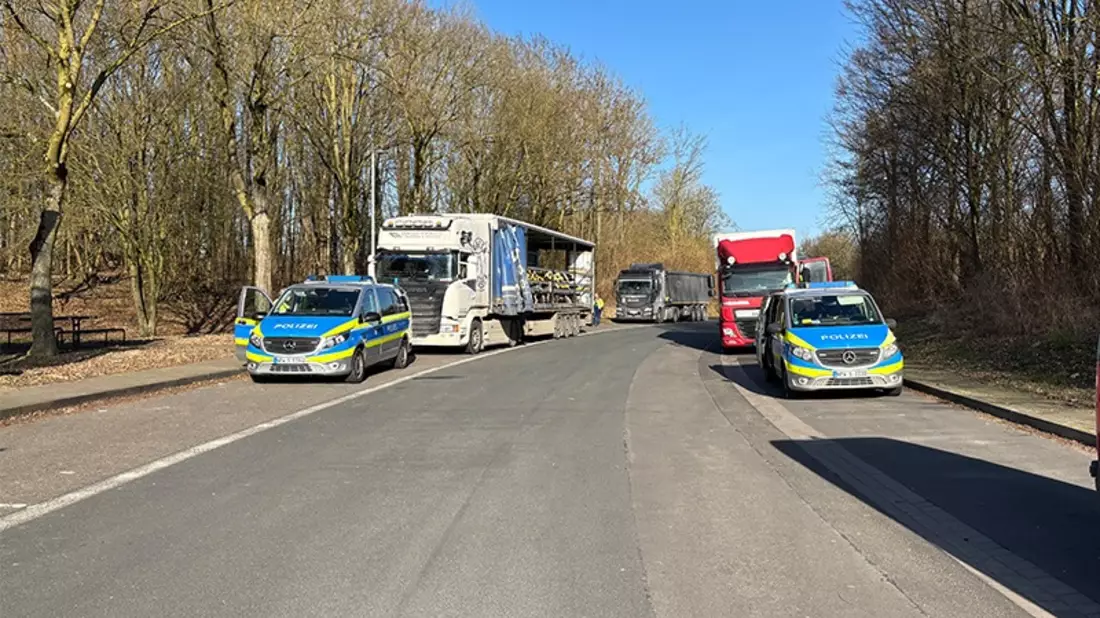POL-ST: Kreis Steinfurt, Verkehrsdienst führt Kontrollen bei Bussen und LKW durch Positives Ergebnis bei Schulbussen - Bild: presseportal.de