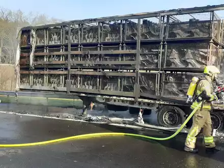 POL-VER: A27: Feuer zerstört Sattelauflieger ++ Autobahnpolizei Langwedel geht von technischem Defekt aus ++ Verkehrsbehinderungen bis in die Nachmittagsstunden - Foto: presseportal.de